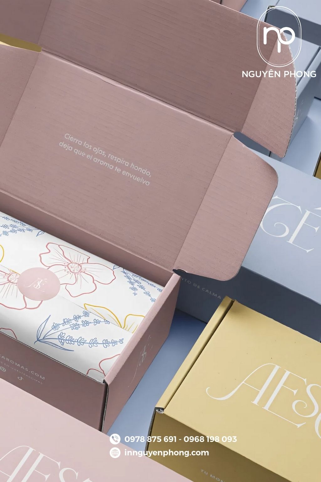 Hộp đựng quần áo in logo thương hiệu